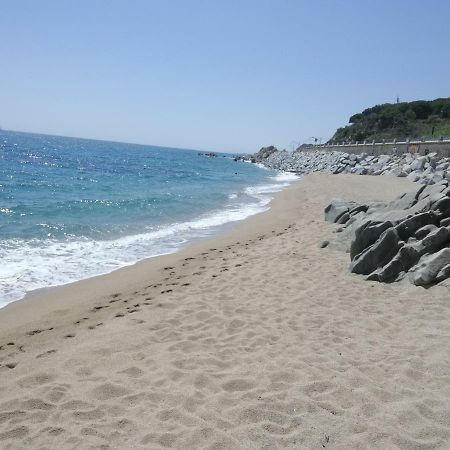 White Stones Beach In Sant Pol De Mar Exterior foto