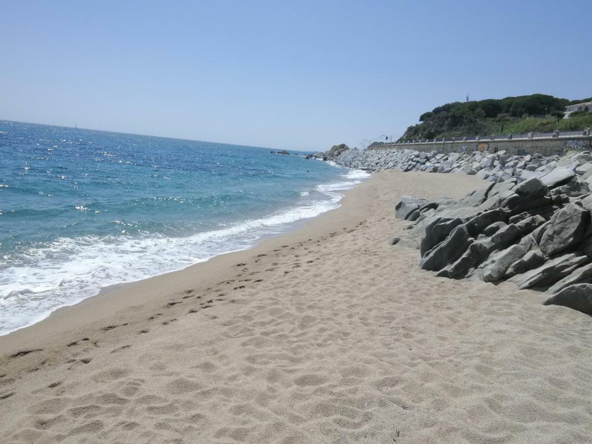 White Stones Beach In Sant Pol De Mar Exterior foto
